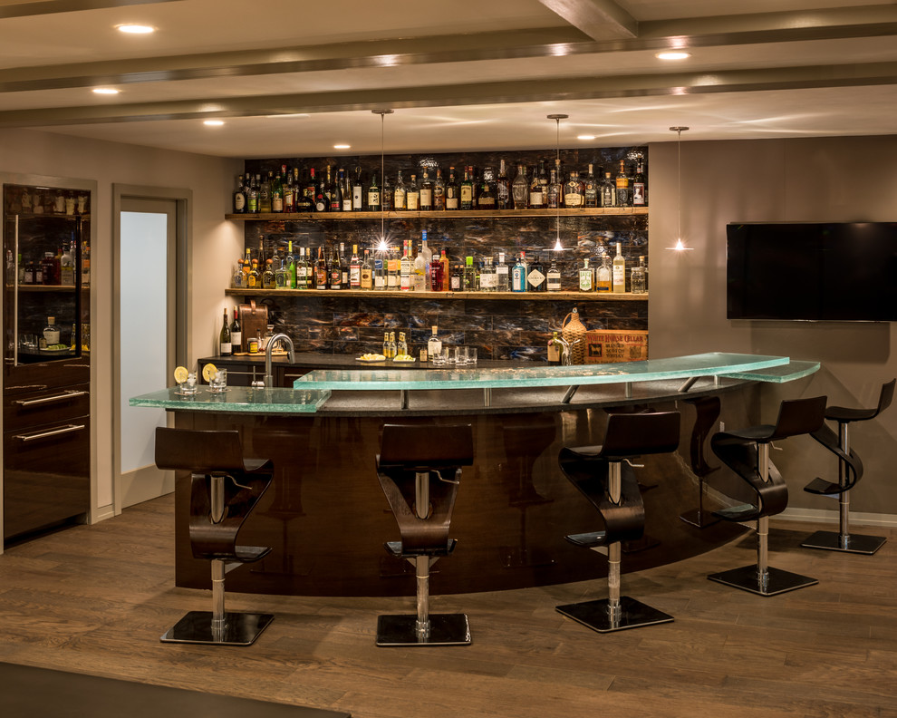 Diseño de bar en casa actual grande con suelo de madera clara
