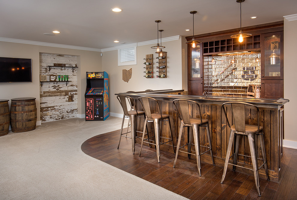 Стильный дизайн: домашний бар в стиле кантри с ковровым покрытием - последний тренд