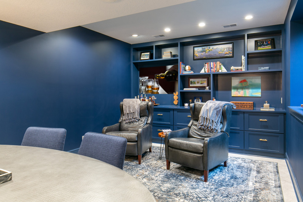 Aménagement d'un sous-sol enterré et de taille moyenne avec salle de jeu, un mur bleu, un sol en vinyl et du papier peint.
