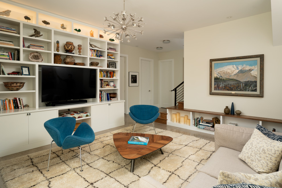Diseño de sala de estar de estilo americano de tamaño medio sin chimenea con paredes beige y suelo marrón