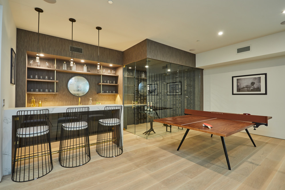 Foto de bar en casa actual de tamaño medio con suelo de madera clara y suelo beige