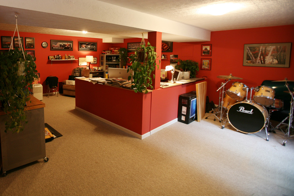 Aménagement d'un sous-sol craftsman donnant sur l'extérieur et de taille moyenne avec un mur rouge et moquette.