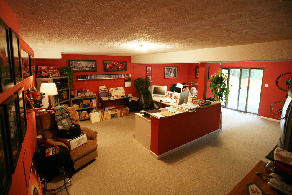 Foto di una taverna stile americano di medie dimensioni con sbocco, pareti rosse e moquette