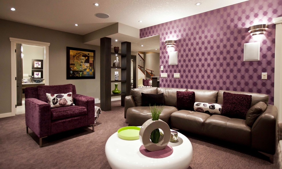 Inspiration pour un sous-sol traditionnel enterré avec un mur violet, moquette et un sol violet.