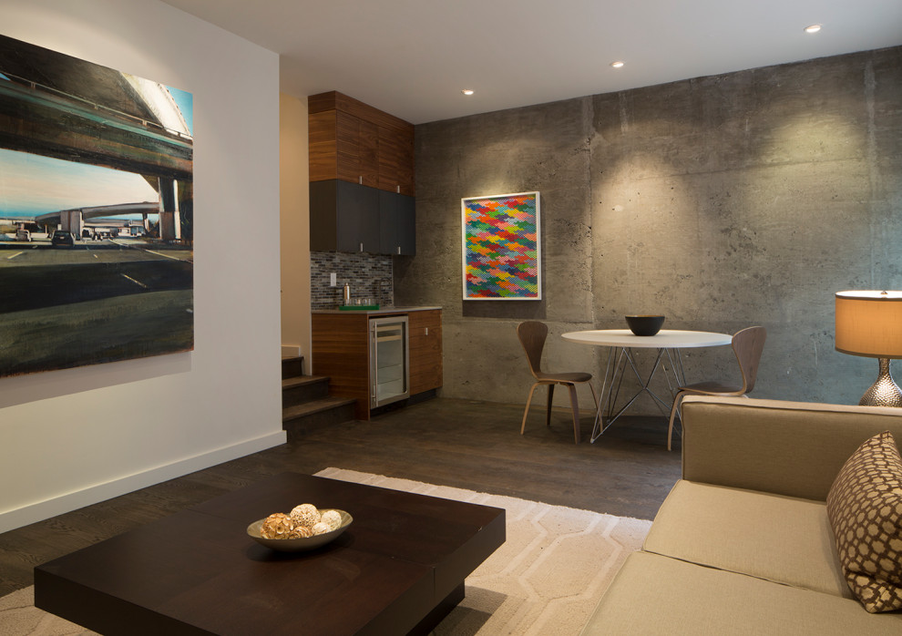 Пример оригинального дизайна: гостиная комната в современном стиле с серыми стенами, темным паркетным полом и коричневым полом