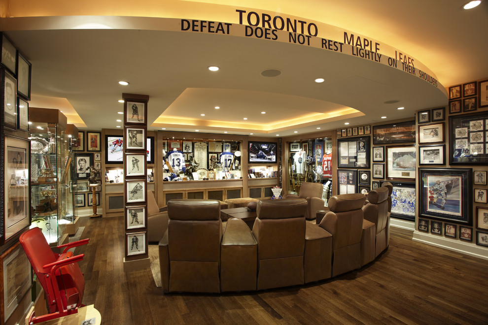 Mittelgroßes Modernes Untergeschoss mit beiger Wandfarbe und hellem Holzboden in Toronto