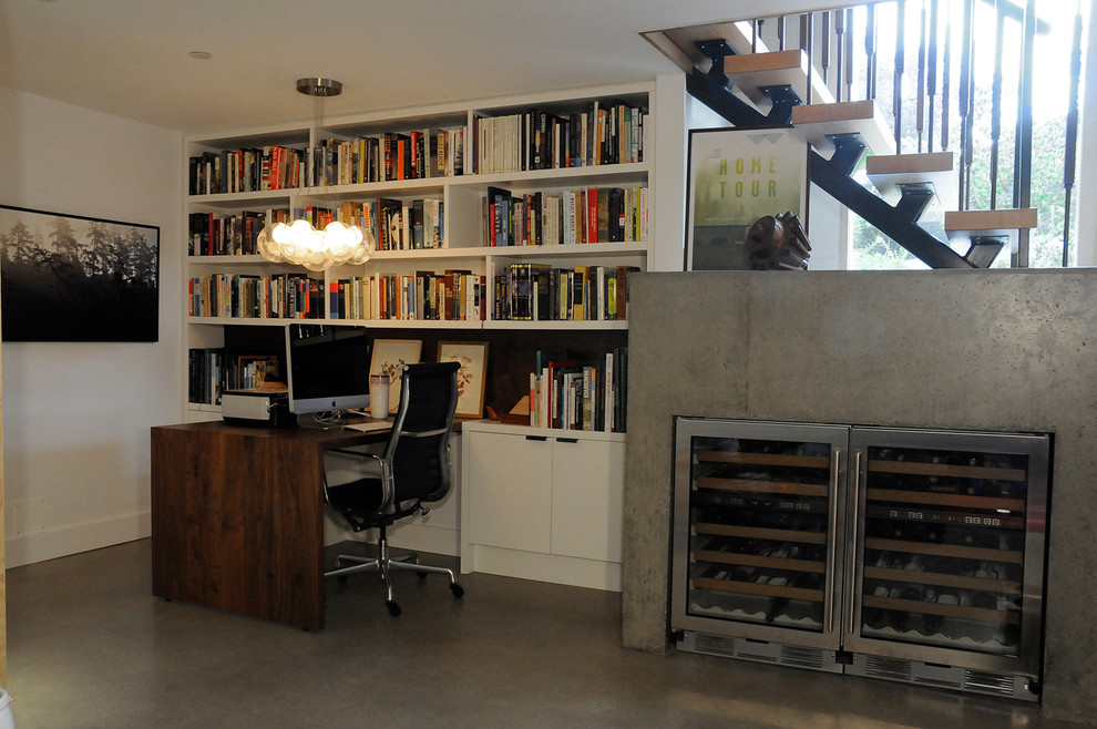 Imagen de despacho vintage de tamaño medio con paredes beige, suelo de cemento, chimenea lineal, marco de chimenea de piedra y suelo gris