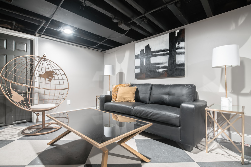 Modelo de sala de estar ecléctica pequeña con paredes grises, suelo de baldosas de cerámica y suelo negro