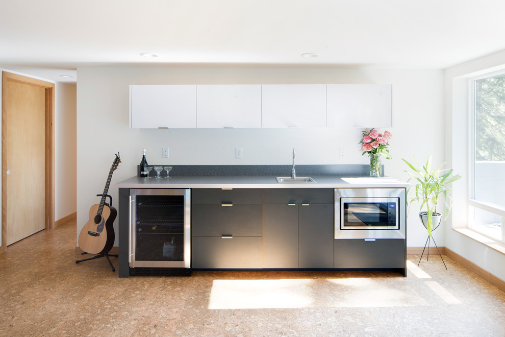 Idee per una cucina moderna di medie dimensioni con pavimento in sughero e pavimento marrone