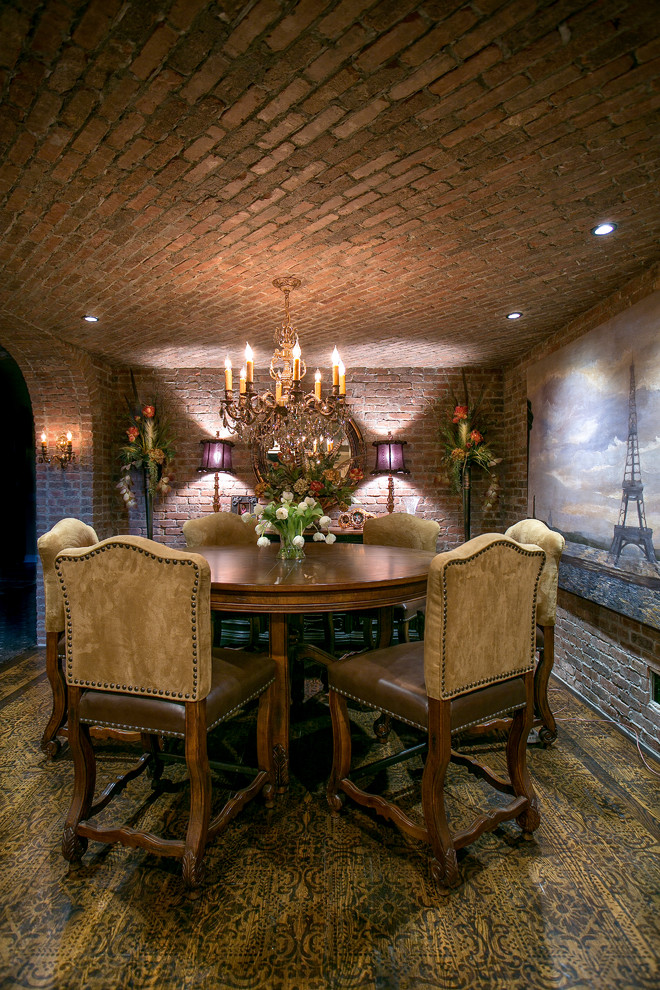 Ispirazione per un'ampia taverna rustica con sbocco, pareti multicolore, moquette e pavimento marrone