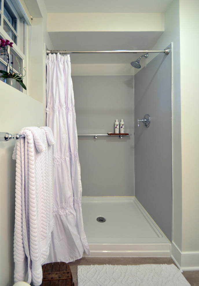 Foto di una piccola stanza da bagno tradizionale con pareti grigie, pavimento in vinile e pavimento grigio