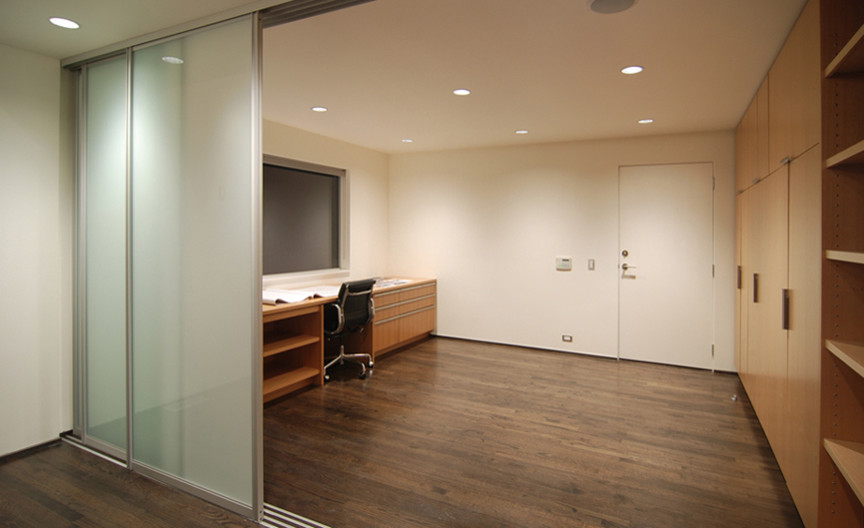Example of a minimalist basement design in Seattle