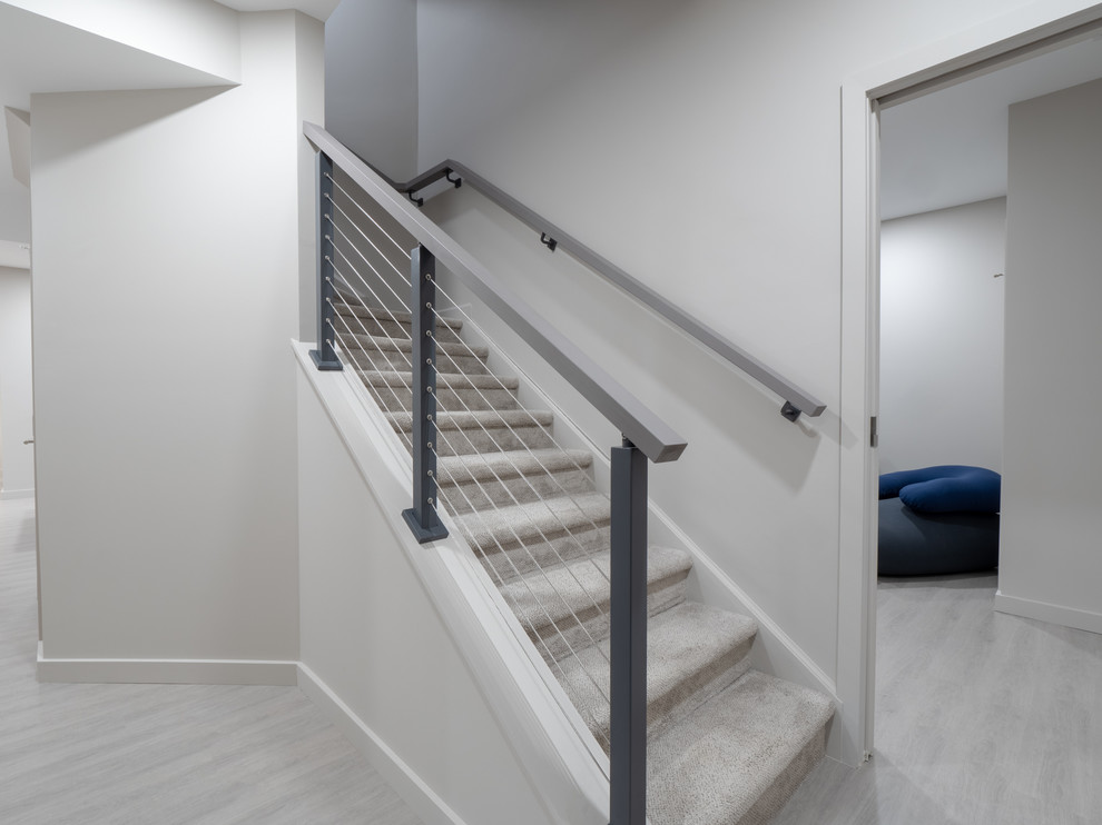 Geräumige Moderne Treppe in Sonstige