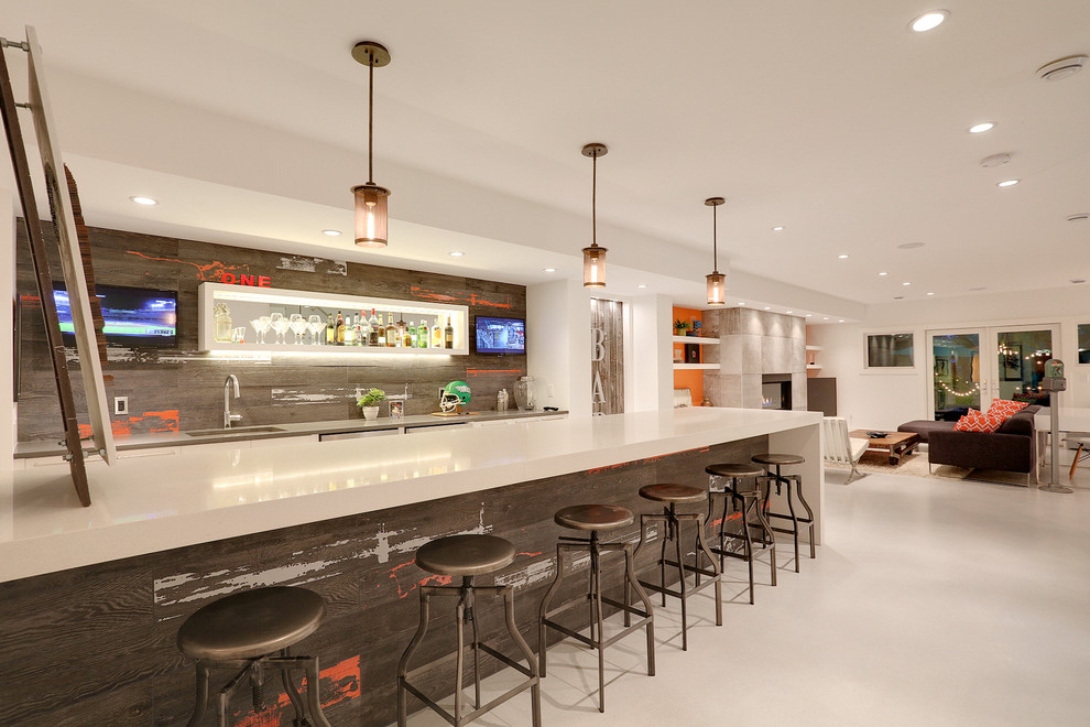 Foto di una taverna minimalista con pavimento bianco