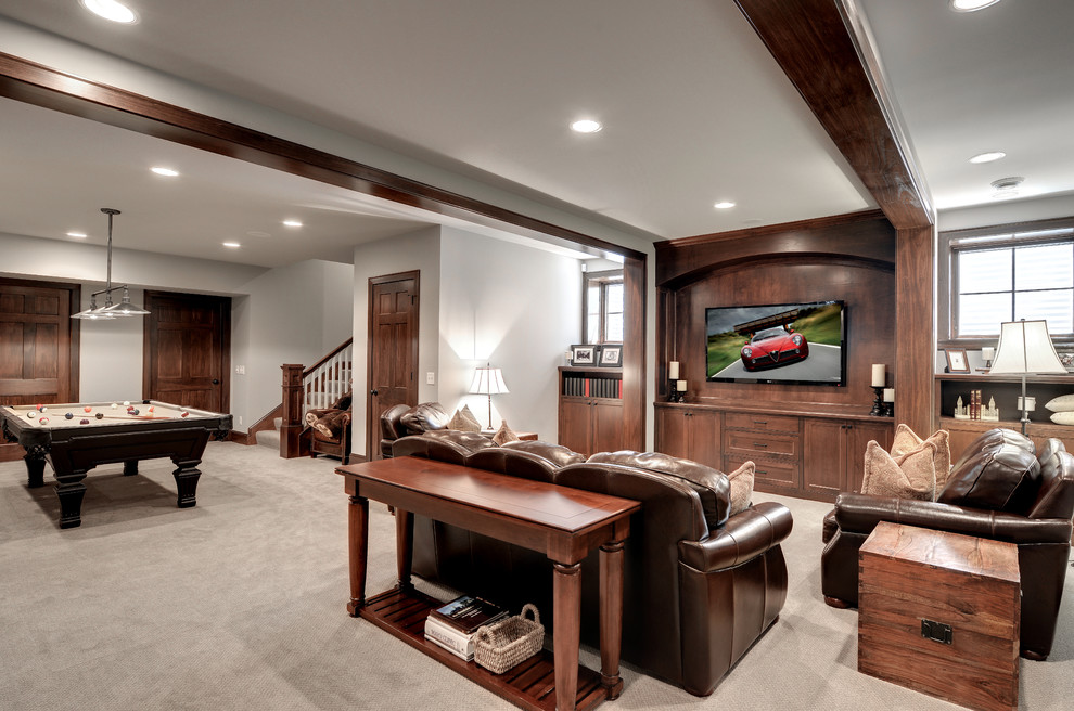 Пример оригинального дизайна: гостиная комната в классическом стиле с серыми стенами и ковровым покрытием без камина