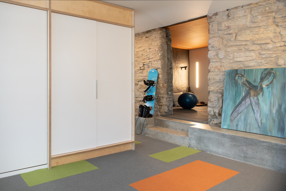 Exempel på en mellanstor minimalistisk källare ovan mark, med vita väggar, heltäckningsmatta och flerfärgat golv