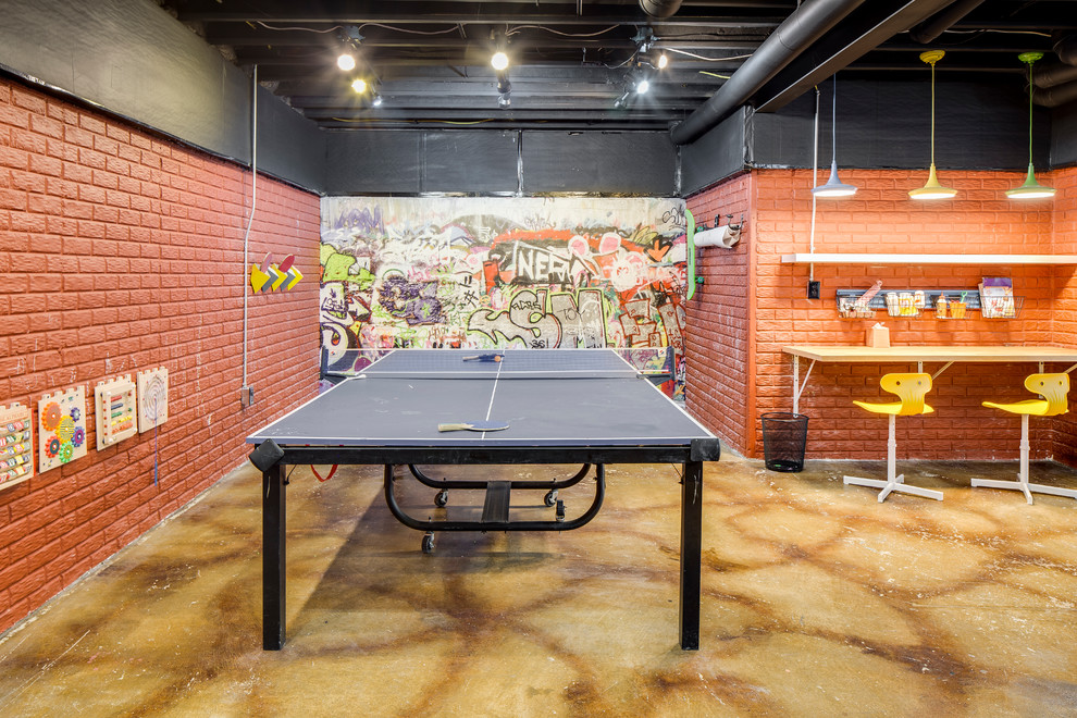 Foto di una grande taverna industriale interrata con pareti marroni, pavimento in cemento e pavimento multicolore