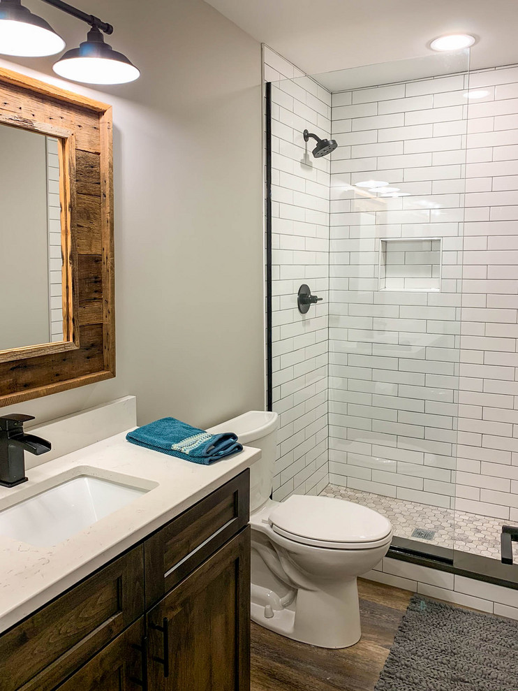 Esempio di una stanza da bagno country con pareti beige, pavimento in vinile e pavimento marrone