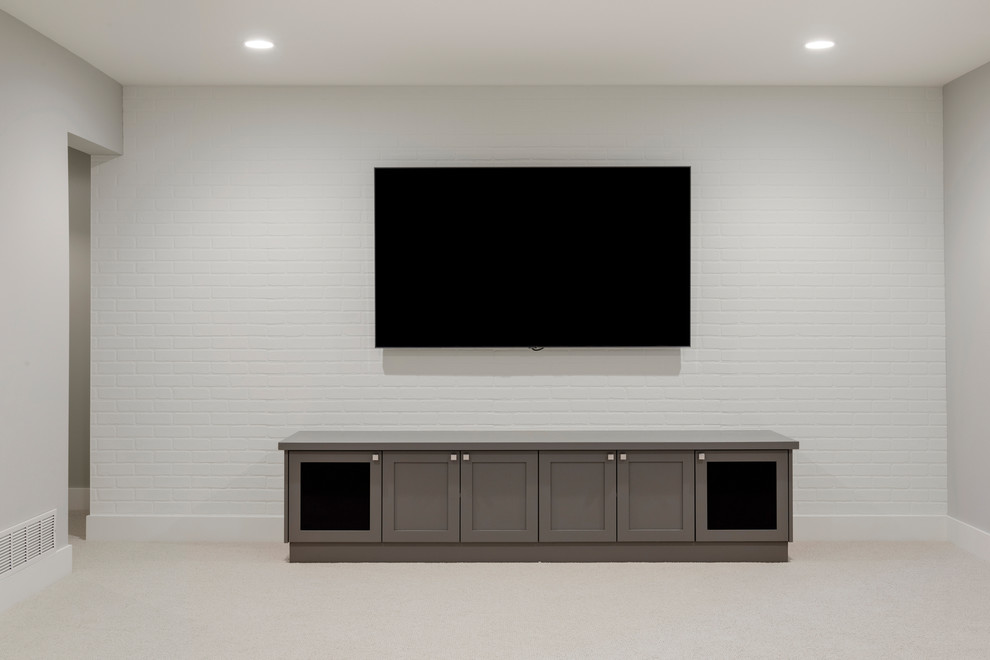 Inspiration pour un grand sous-sol minimaliste avec un mur blanc, moquette et un sol beige.