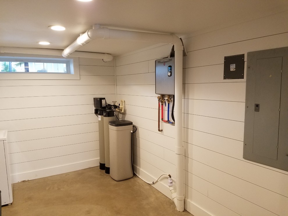 Modern Lakehouse in Huntsville Texas Modern Basement Houston by