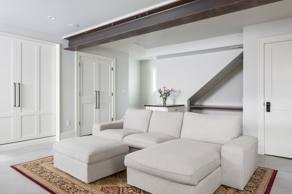 Idée de décoration pour un sous-sol design donnant sur l'extérieur et de taille moyenne avec un mur blanc, sol en béton ciré et un sol blanc.
