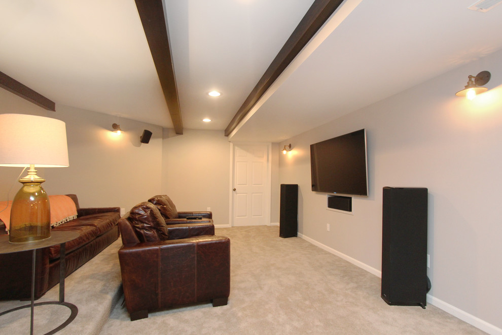 Inspiration pour un grand sous-sol minimaliste enterré avec un mur gris et moquette.