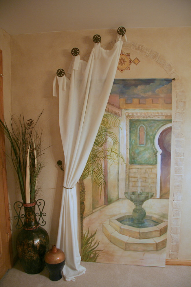 Idée de décoration pour un grand sous-sol méditerranéen enterré avec un mur beige, moquette et aucune cheminée.