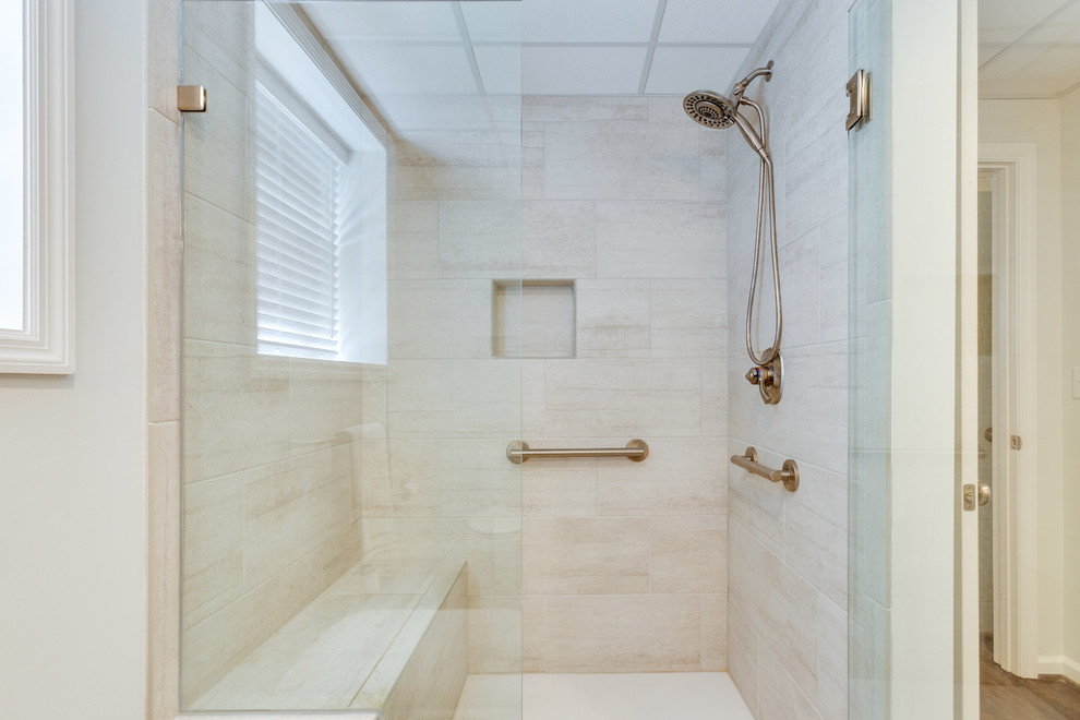 Modelo de cuarto de baño clásico renovado grande con paredes grises, suelo vinílico y suelo marrón