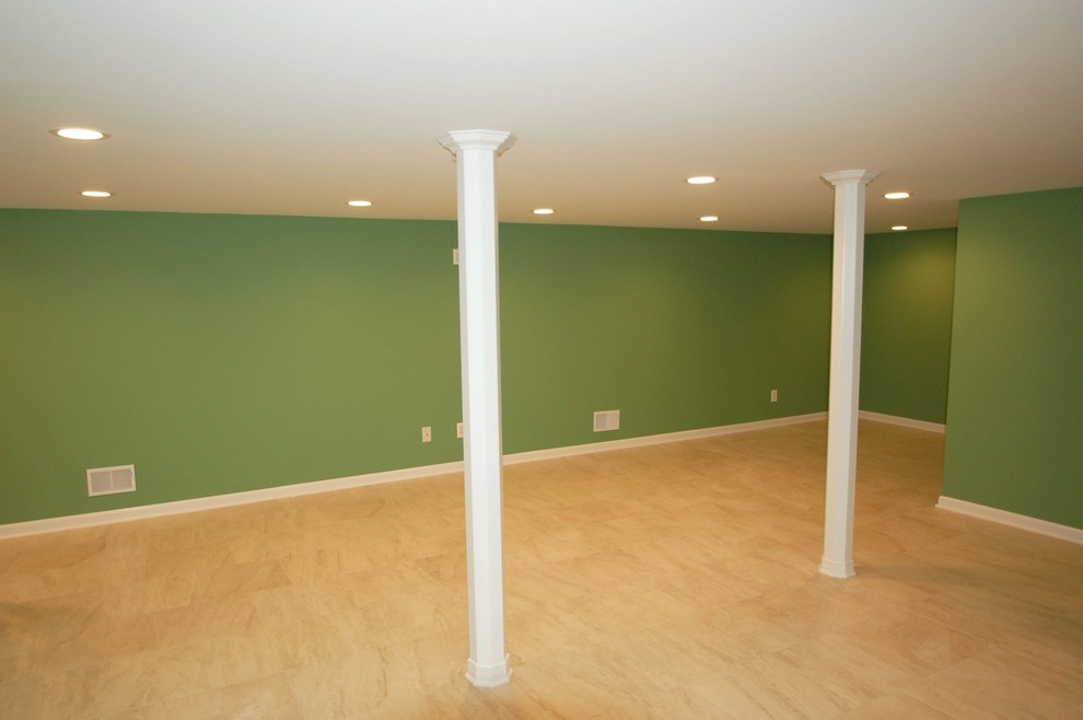 Inspiration för mellanstora klassiska källare utan fönster, med gröna väggar, klinkergolv i porslin och beiget golv