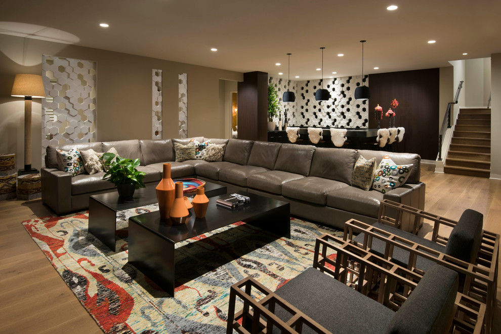 На фото: большая гостиная комната в современном стиле с бежевыми стенами, светлым паркетным полом и коричневым полом без камина