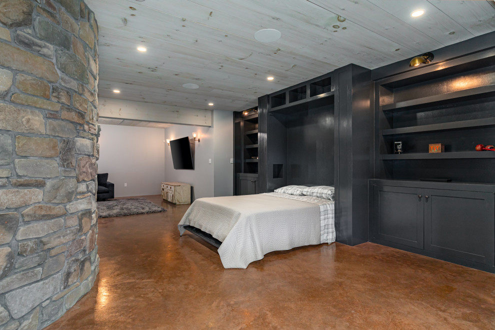 Источник вдохновения для домашнего уюта: большой подвал в стиле рустика с выходом наружу, серыми стенами, бетонным полом и коричневым полом без камина
