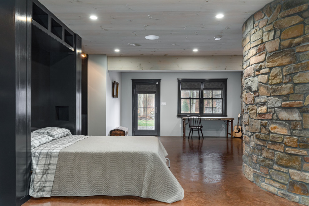 Пример оригинального дизайна: большой подвал в стиле рустика с выходом наружу, серыми стенами, бетонным полом и коричневым полом без камина