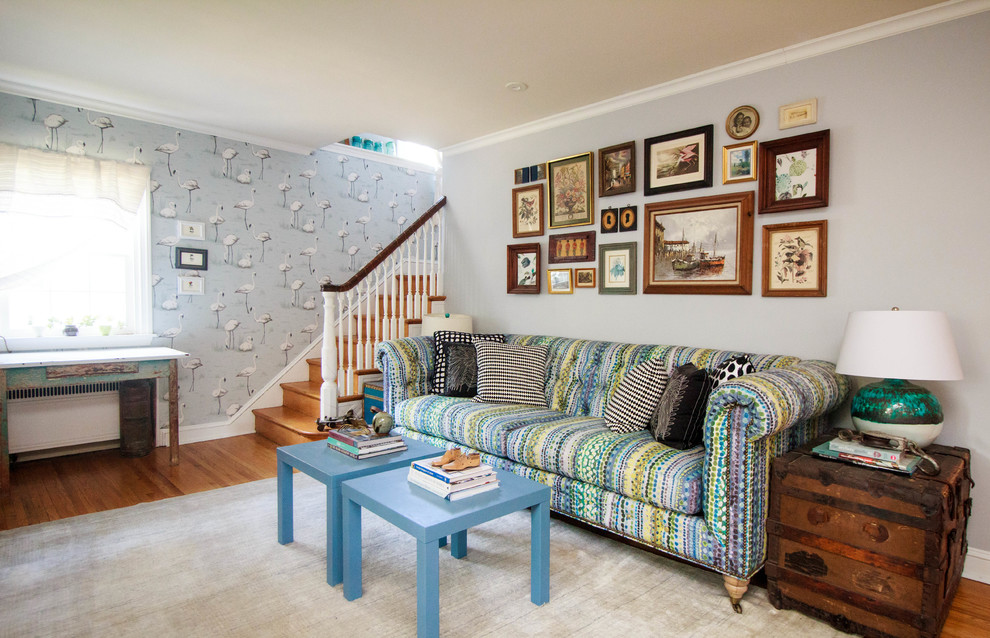Esempio di un soggiorno eclettico con pareti grigie, pavimento in legno massello medio e pavimento marrone