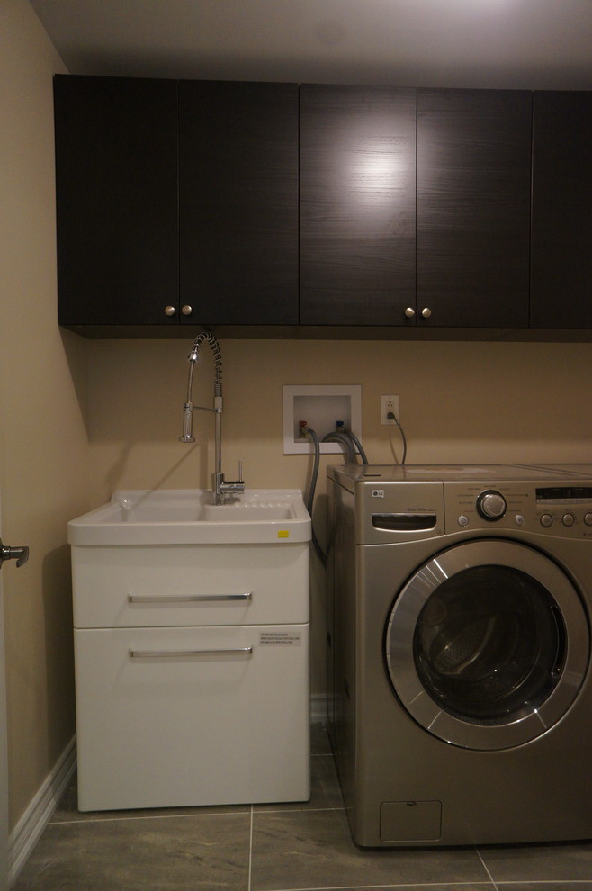 Imagen de lavadero minimalista de tamaño medio con paredes grises
