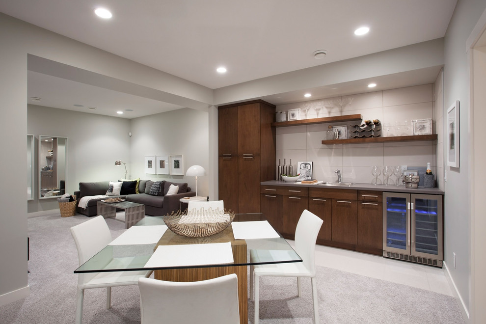 Cette image montre une salle à manger design avec un mur gris, moquette et un sol gris.