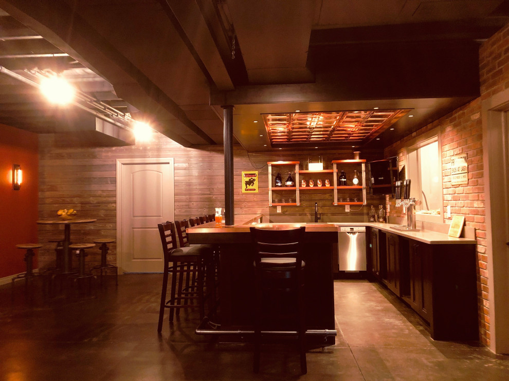 Ispirazione per una grande taverna classica con angolo bar, pavimento in cemento e travi a vista
