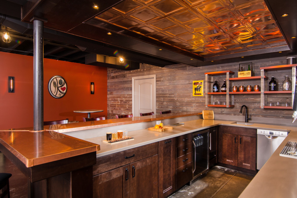 Пример оригинального дизайна: большой подвал в стиле лофт с домашним баром, бетонным полом и балками на потолке