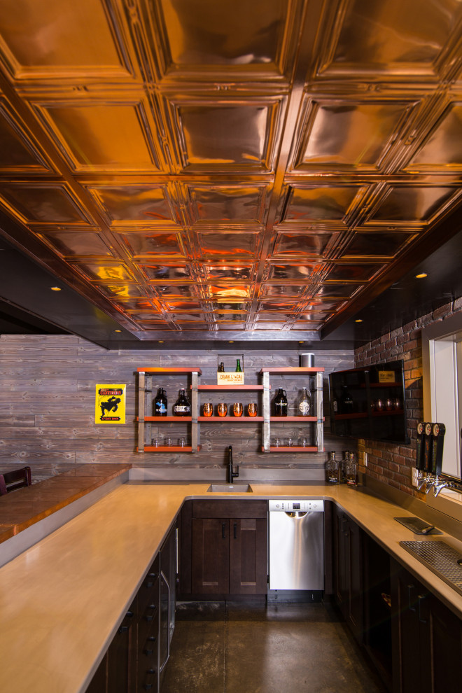 Свежая идея для дизайна: большой подвал в стиле лофт с домашним баром, бетонным полом и балками на потолке - отличное фото интерьера