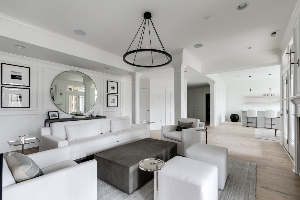 Foto di un soggiorno minimal con pareti bianche, parquet chiaro e pavimento beige