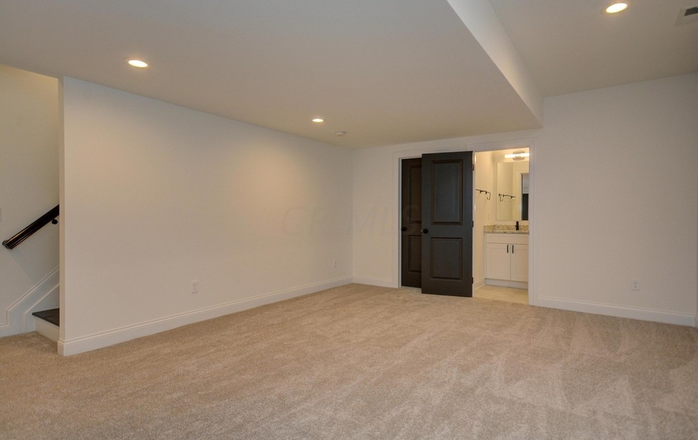 Exemple d'un sous-sol chic de taille moyenne avec un mur blanc, un sol en carrelage de céramique et un sol beige.