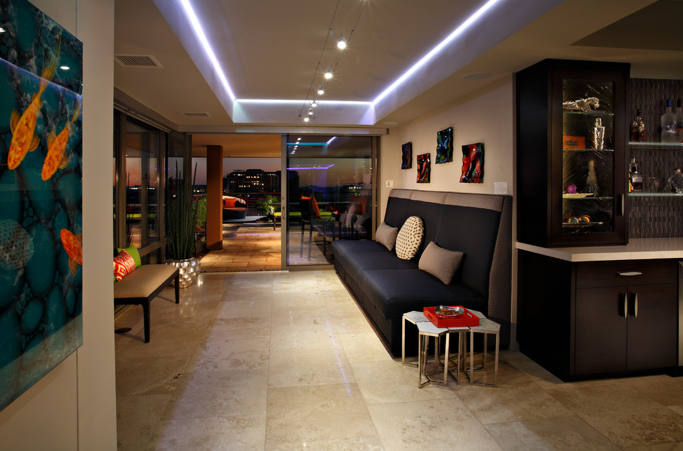 Идея дизайна: большая гостиная комната в современном стиле с бежевыми стенами, полом из керамической плитки и бежевым полом