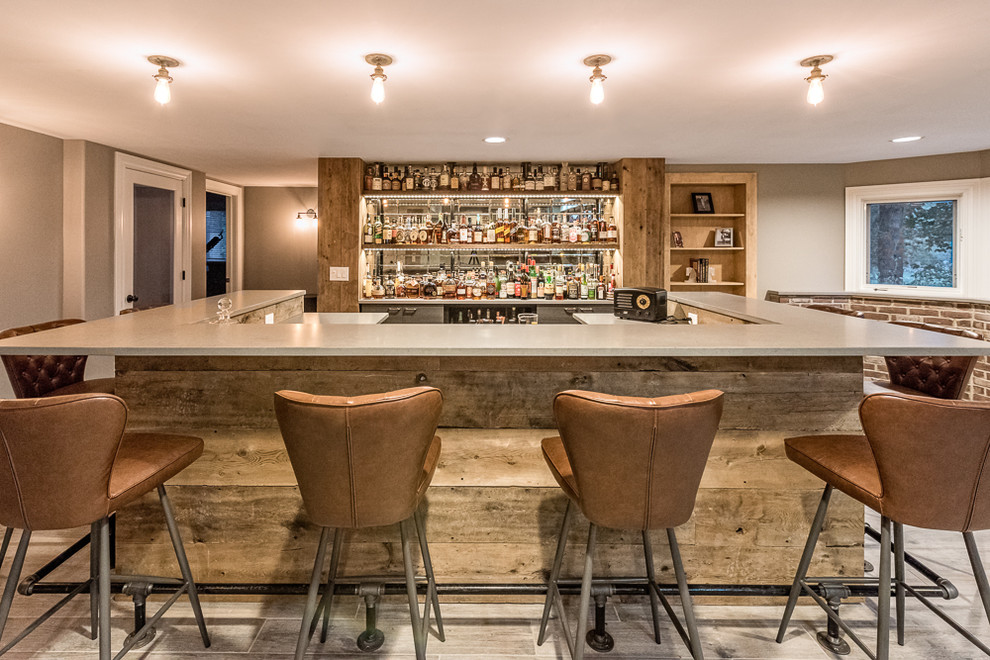 Idée de décoration pour un grand bar de salon urbain avec un sol en bois brun et un sol marron.
