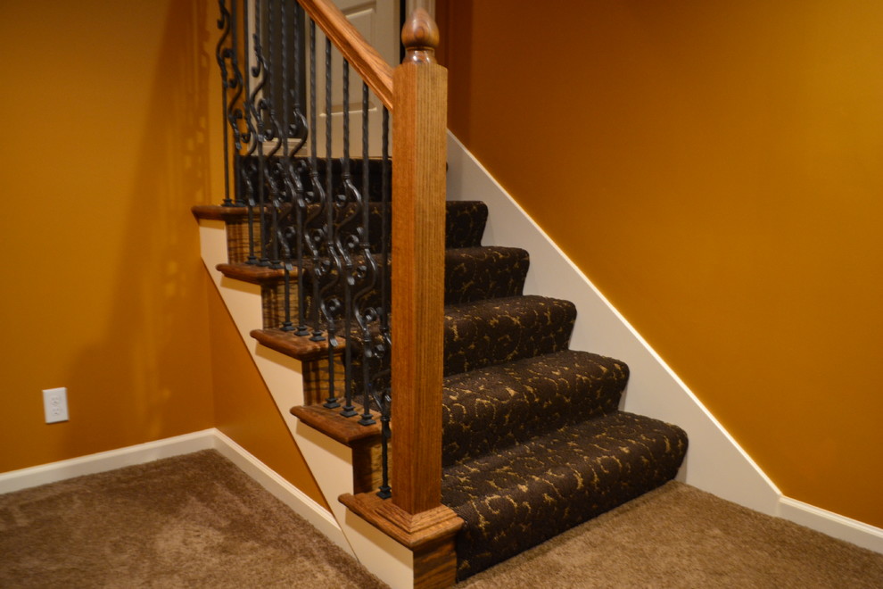 Cette image montre un grand escalier traditionnel.