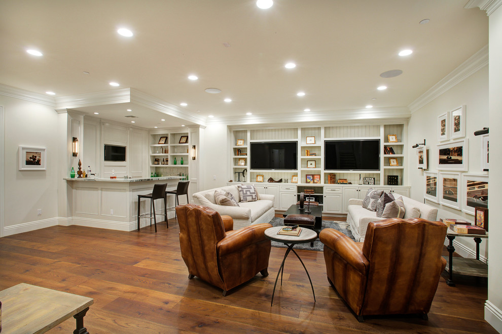 Imagen de sala de estar tradicional con paredes blancas, suelo marrón y suelo de madera oscura