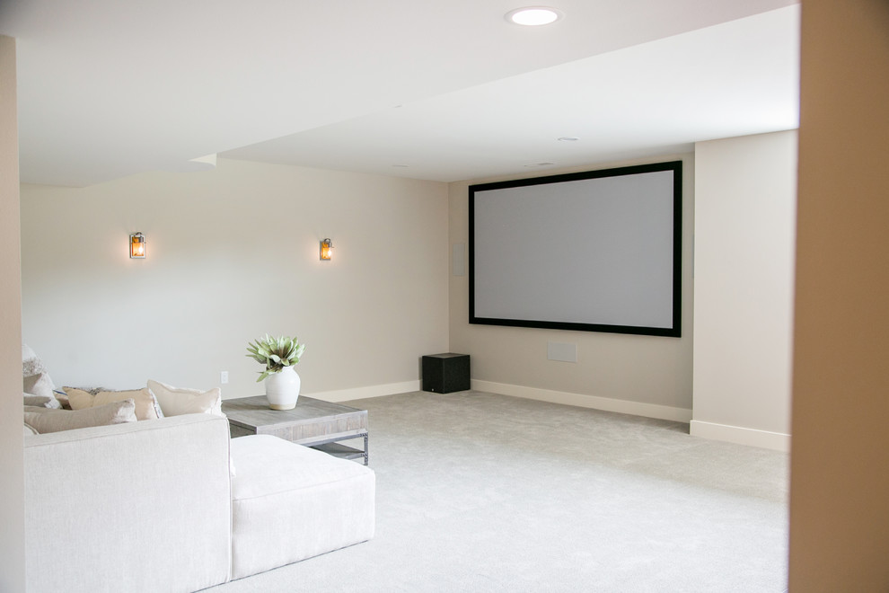 Источник вдохновения для домашнего уюта: домашний кинотеатр в стиле кантри с серым полом и ковровым покрытием
