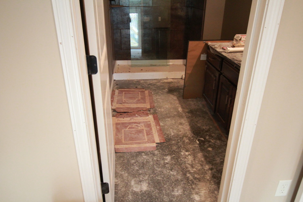 Imagen de sótano con puerta actual sin chimenea con paredes beige y suelo de cemento
