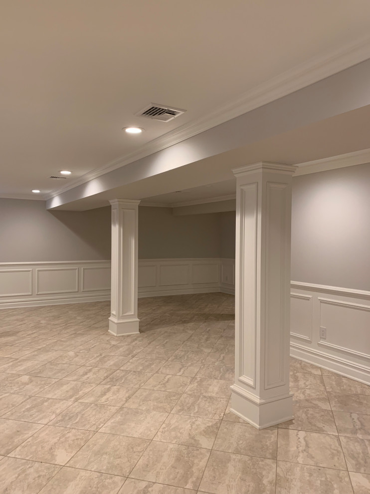Inspiration pour un grand sous-sol traditionnel avec un mur gris, un sol en carrelage de céramique et un sol beige.