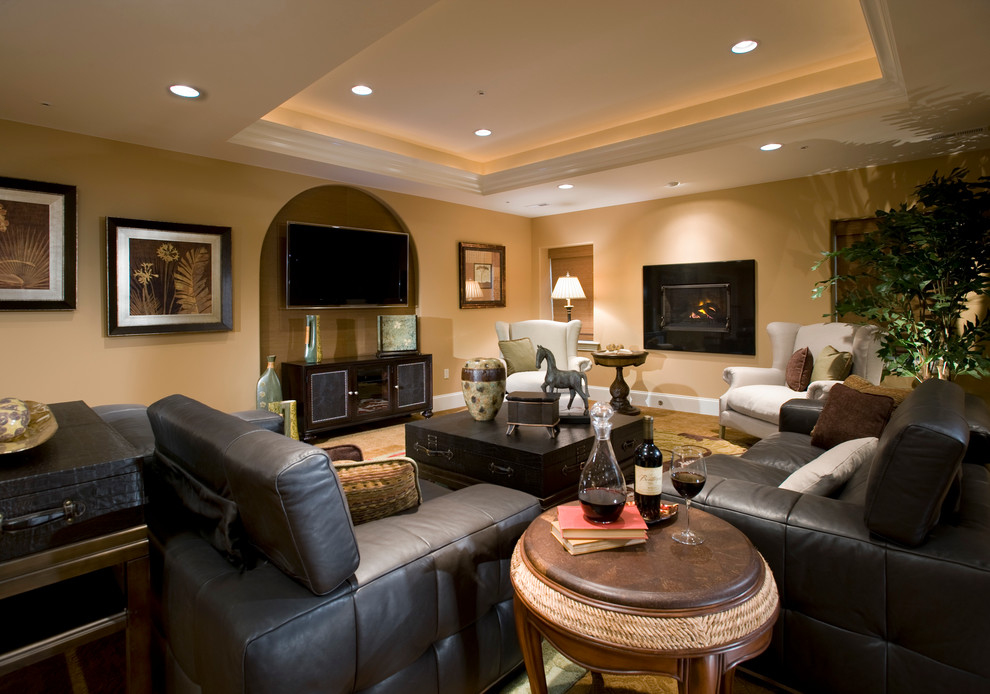 На фото: гостиная комната в классическом стиле с бежевыми стенами, ковровым покрытием и горизонтальным камином