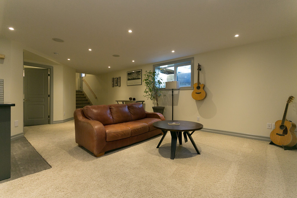 Mittelgroßer Moderner Hochkeller mit beiger Wandfarbe, Teppichboden, Kamin und beigem Boden