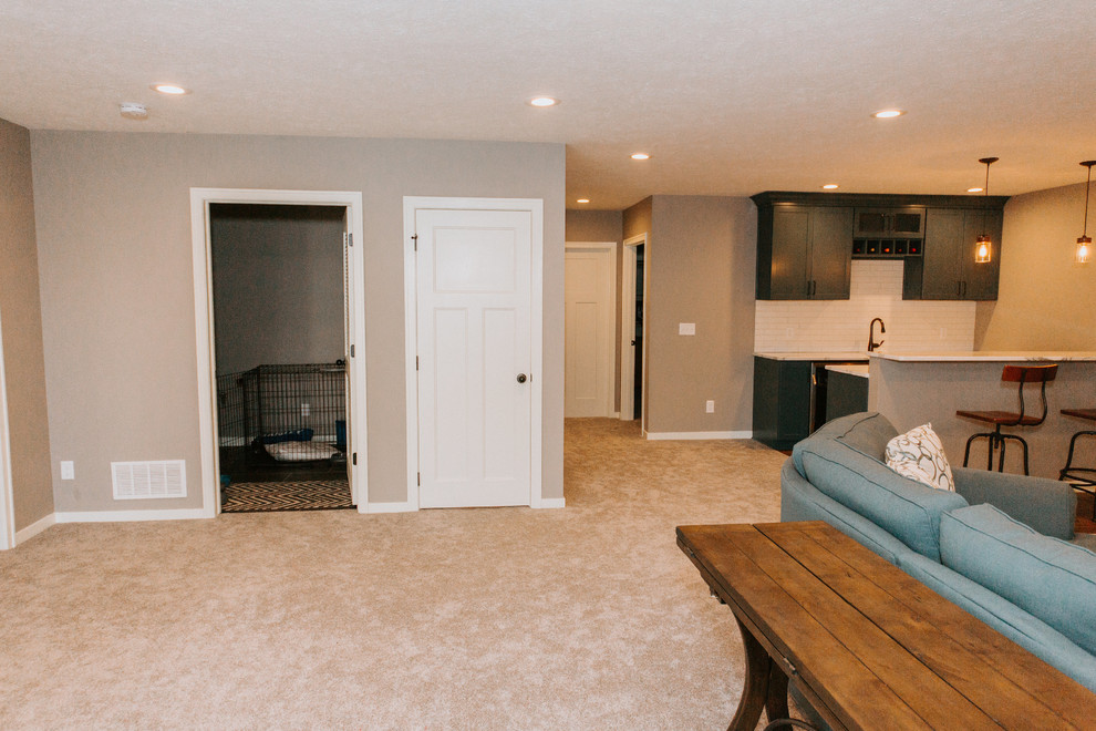 Ejemplo de sótano con puerta clásico renovado grande sin chimenea con paredes grises, moqueta y suelo beige